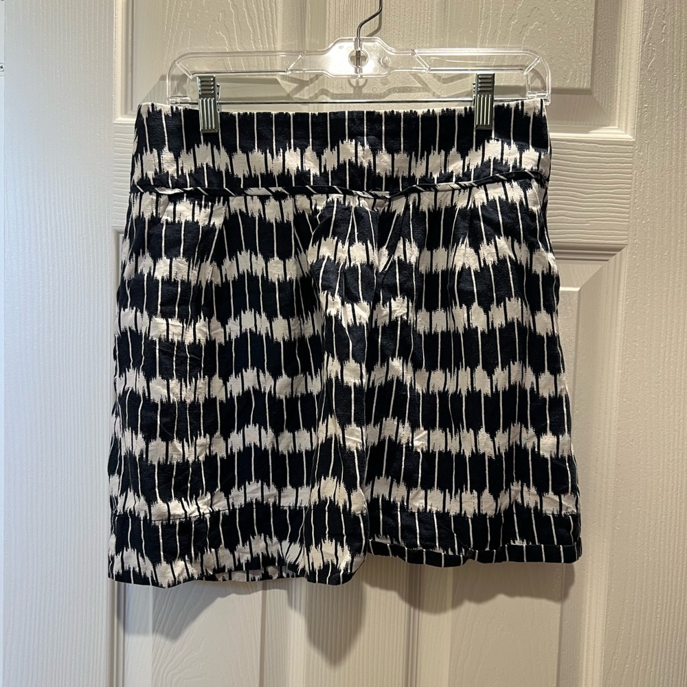 Blue and white wave designed skirt.